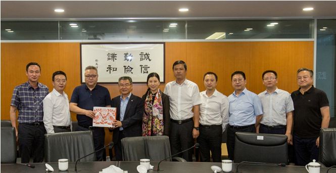 图一:薛承雄副行长(左四)等接待刘红鸣主任(左三),刘洁书记(左五)一行